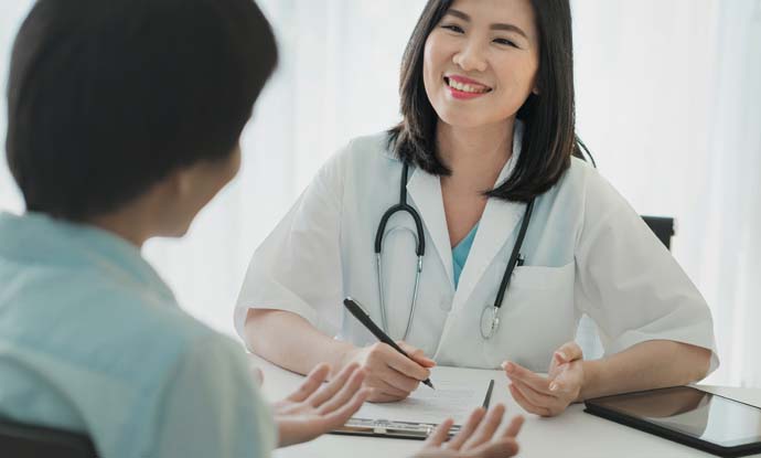 female weight loss doctor sitar talking with patient during a weight loss consultation